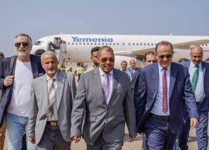 المحافظ الثقلي يستقبل وزير الصحة في مطار سقطرى الدولي