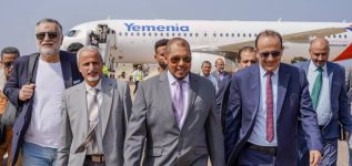 المحافظ الثقلي يستقبل وزير الصحة في مطار سقطرى الدولي