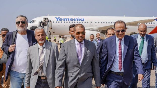 المحافظ الثقلي يستقبل وزير الصحة في مطار سقطرى الدولي