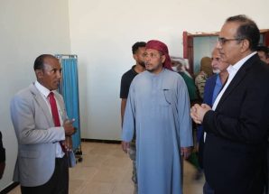 وزير الصحة ومحافظ سقطرى يتفقدان عدداً من المرافق الصحية في مديريتي قلنسية وحديبوه