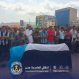 المعتصمون في ساحة خور مكسر يؤدون صلاة الجنازة على جثمان المناضل “عبد الحكيم فاضل”