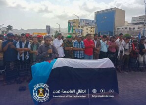 المعتصمون في ساحة خور مكسر يؤدون صلاة الجنازة على جثمان المناضل “عبد الحكيم فاضل”