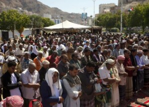 جموع من المصلين يؤدون صلاة “جمعة الجنوب العربي لكل وبكل أبنائه” في ساحة الاعتصام بالمكلا