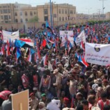 بدء توافد حشود أبناء شبوة إلى موقع المليونية بعتق للمطالبة بإعلان دولة الجنوب العربي