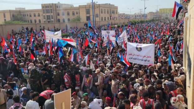 بدء توافد حشود أبناء شبوة إلى موقع المليونية بعتق للمطالبة بإعلان دولة الجنوب العربي