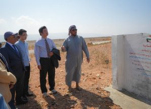 محافظ سقطرى ومعه نائب وزير الصناعة والتجارة والقائم بأعمال السفير الصيني يزورون موقع ميناء قرمة
