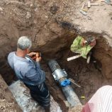 عقب تعرضه لكسر مفاجئ.. إصلاح أنبوب المياه المغذي لعدد من المناطق في مديرية المنصورة بعدن