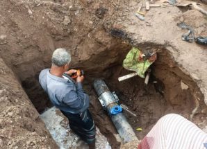 عقب تعرضه لكسر مفاجئ.. إصلاح أنبوب المياه المغذي لعدد من المناطق في مديرية المنصورة بعدن