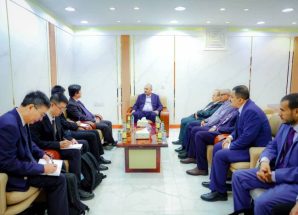 الرئيس الزُبيدي يبحث مع القائم بأعمال السفير الصيني تعزيز العلاقات الثنائية ودعم جهود التنمية