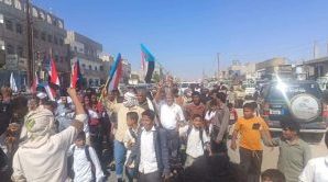 انتقالي ميفعة ينظم مسيرة جماهيرية احتفالاً بانتصارات القوات الجنوبية في عارين