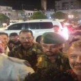 الرئيس الزُبيدي يتفقد الحشود الشعبية في ساحة اعتصام خورمكسر