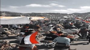 توافد حشود غفيره من أبناء الأزارق في مخيم الاعتصام بالضالع تأكيدًا على استعادة دولة الجنوب العربي