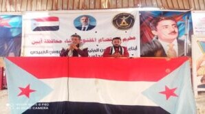 العولقي يقدم محاضرة سياسية توعوية في مخيم الاعتصام أبين