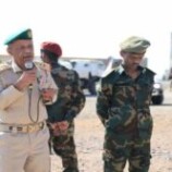 قائد المنطقة العسكرية الثانية يتفقد معسكر الكتيبة الخاصة بالمكلا