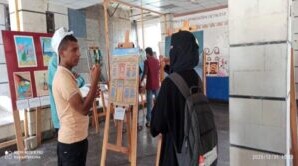 إبداع يتحدى الظروف… معرض فني نابض بالحياة في كلية الآداب بجامعة عدن