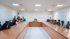 محافظ شبوة يناقش مع ضباط وأفراد اللواء الثاني مشاة جبلي أوضاعهم وحقوقهم المالية والإدارية