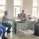 مديرة عام التذاكر بهيئة الطيران تبحث مع مدير مطار سقطرى الدولي آليات تطوير إصدار التذاكر