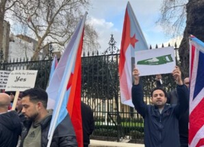 وقفة احتجاجية لأبناء الجنوب أمام السفارة السعودية في لندن تنديداً بقصف المدنيين وعسكرة المدن