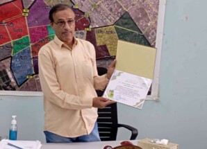 المؤسسة الوطنية لمكافحة السرطان في عدن تكرم مدير مكتب صحة المنصورة المفلحي