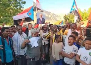 تظاهرة جماهيرية في مديرية “حجر” بحضرموت وفاءً للمجلس الانتقالي والتمسك بالإعلان الدستوري