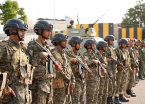 قوات العمالقة الجنوبية تسلم تأمين حي السفارات وساحة العروض لقوات الأمن الوطني