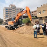 مدير عام مؤسسة مياه عدن يتفقد سير أعمال تركيب خطوط صرف صحي جديدة في المنصورة