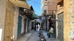 قوات الطوارئ تداهم محل جوالات في سوق سيئون وتعتقل مالكه في ظروف غامضة