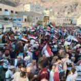 مسيرة جماهيرية حاشدة في المكلا تجدد التفويض للرئيس القائد عيدروس الزُبيدي وترفض ما يُسمى بيان حل المجلس