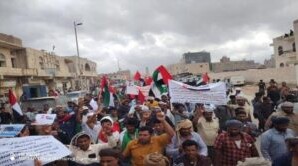 الآلاف من أبناء سقطرى يتظاهرون رفضًا للحصار وتأييدًا للإمارات