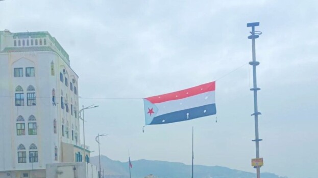 أعلام الجنوب تملأ شوارع المكلا قبيل مظاهرة رافضة لوجود القوات الشمالية بحضرموت