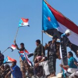 عاجل.. توافد الآلاف من أبناء شبوة إلى ساحة الفعالية وسط إطلاق نار كثيف من القوات الأمنية