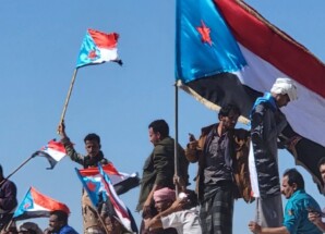 عاجل.. توافد الآلاف من أبناء شبوة إلى ساحة الفعالية وسط إطلاق نار كثيف من القوات الأمنية