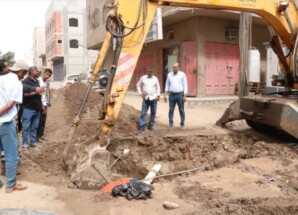 مدير عام مؤسسة مياه عدن يطلع على مستوى إنجاز مشروع تركيب خطوط الصرف الصحي في بلوك (10) بالمنصورة