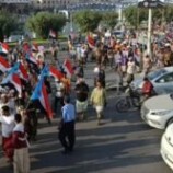 حشود كبيرة تتوافد إلى ساحة المكلا للمشاركة في مليونية الصمود والتحدي