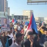 تجمع المواطنين في جولة السفينة استعدادا لمسيرة شعبية بعدن