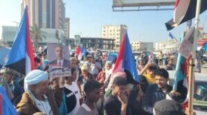 تجمع المواطنين في جولة السفينة استعدادا لمسيرة شعبية بعدن