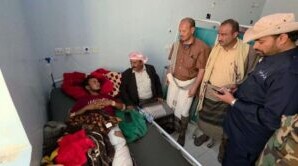 رئيس انتقالي شبوة يطمئن على صحة جريح من دفاع شبوة ومصاب من متظاهري يوم الشهيد الجنوبي