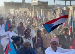 مسيرة الثبات تؤكد التمسك بـالانتقالي وتفويض الرئيس الزُبيدي