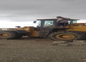 مكتب الأشغال بخورمكسر ينفّذ حملة لإزالة تعديات على أرض مخصصة لحديقة عامة بالعريش