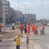 تواصل جهود عمال النظافة في شوارع العاصمة عدن