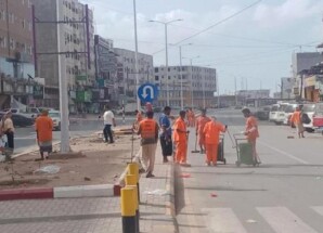 تواصل جهود عمال النظافة في شوارع العاصمة عدن