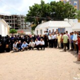 تأكيدا على مبدأ الثبات وللأسبوع الثاني.. كادر الأمانة العامة يواصل وقفته وحضوره أمام مقر عملهم