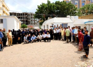 تأكيدا على مبدأ الثبات وللأسبوع الثاني.. كادر الأمانة العامة يواصل وقفته وحضوره أمام مقر عملهم