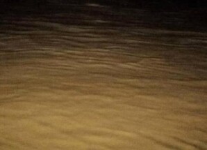 سيول مفاجئة تقطع الطريق الدولي في أحور