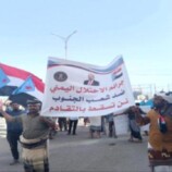 استقبال الوزراء والمسؤولين عقب صلاة العيد في معاشيق بصور الرئيس الزُبيدي واعلام الجنوب