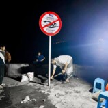 تركيب لوحة تحذيرية بمنع السباحة في منطقة صيرة (أبو دست)