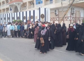 لليوم العاشر على التوالي.. الأمانة العامة تواصل وقفتها الاحتجاجية رفضاً لإغلاق مقرها بالعاصمة عدن