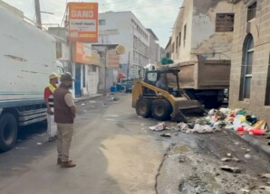 مدير عام صيرة يطلع على سير أعمال رفع مخلفات الأمطار في المديرية