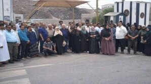 لليوم العاشر على التوالي.. الأمانة العامة تواصل وقفتها الاحتجاجية رفضاً لإغلاق مقرها بالعاصمة عدن