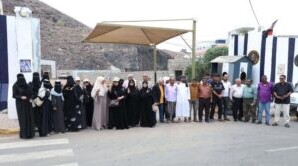 لليوم الحادي عشر على التوالي.. موظفي الأمانة العامة يواصلون وقفتهم الاحتجاجية أمام مقر عملهم بالعاصمة عدن